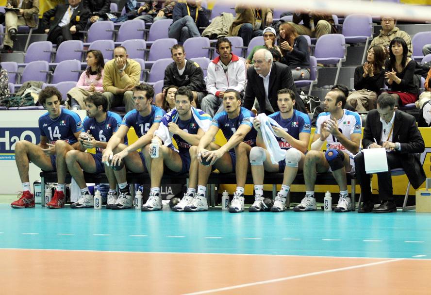 I sette titolari azzurri seduti in panchina, Campionato Mondiale di Pallavolo 2006, Italia-Brasile 0-3, Hiroshima, 28-11-2006 (sconosciuta)